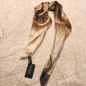 💗 Gorgeous Silk Scarf! 😊 NWT